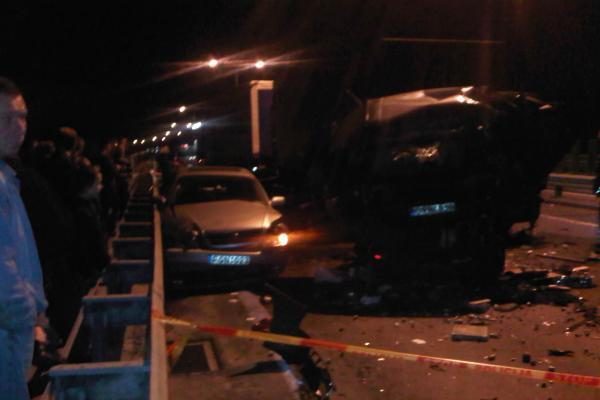 Prie Kauno – kraupi keturių automobilių avarija, sužeisti trys žmonės