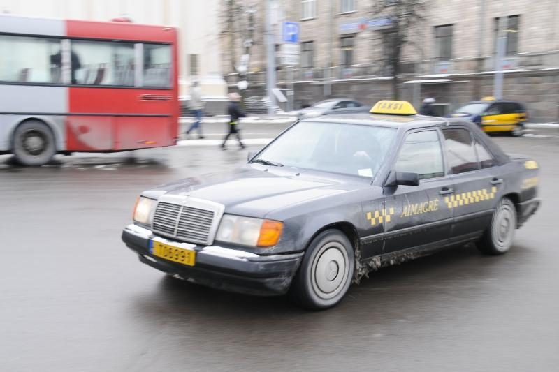 Ketinama griežtinti apskaitą taksi automobiliuose (papildyta)