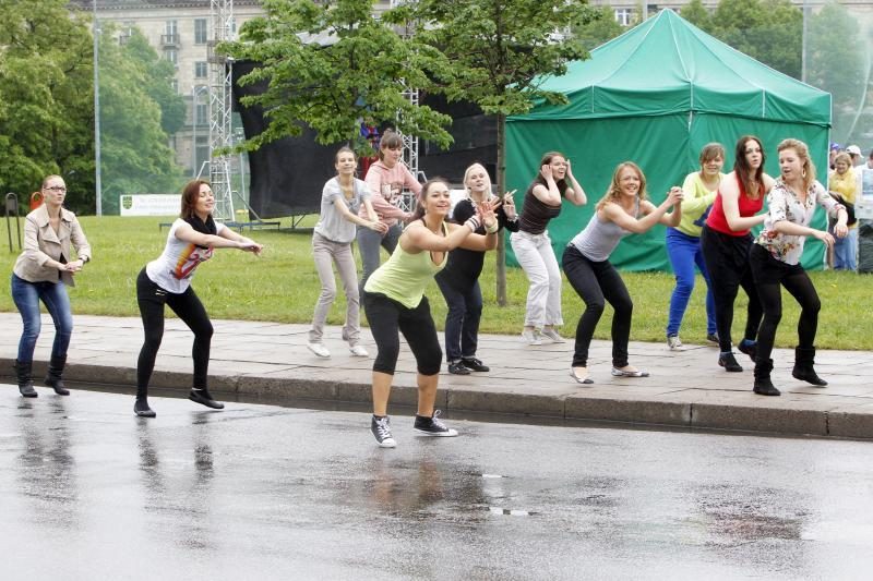 Sostinėje purškiantis lietus neišgąsdino šokėjų