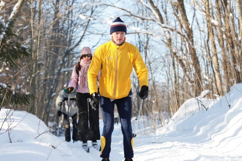 Dešimt kilometrų slidėmis mišku – su šypsenomis ir cinamono arbata