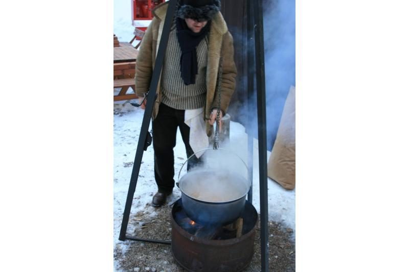 Dešimt kilometrų slidėmis mišku – su šypsenomis ir cinamono arbata