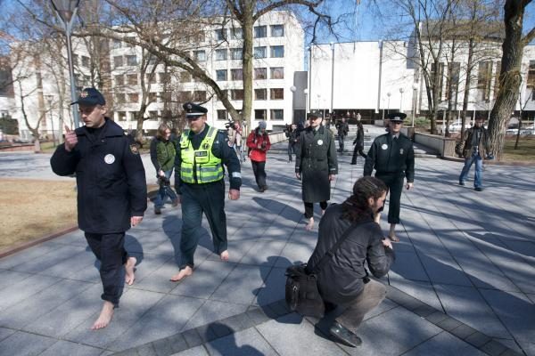 Protestuojantys basi pareigūnai - tik pradžia (papildyta 13.24 val.)