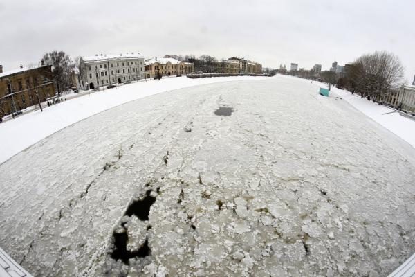 Neris Vilniuje pakilo 1,5 metro, ledai užklojo krantinę