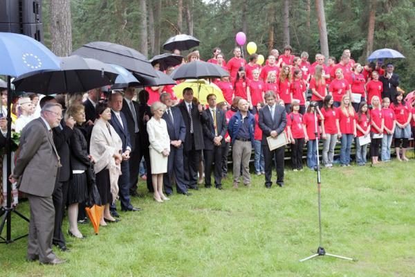 Lyjant lietui atidengtas „Vienybės medis“ (papildyta)