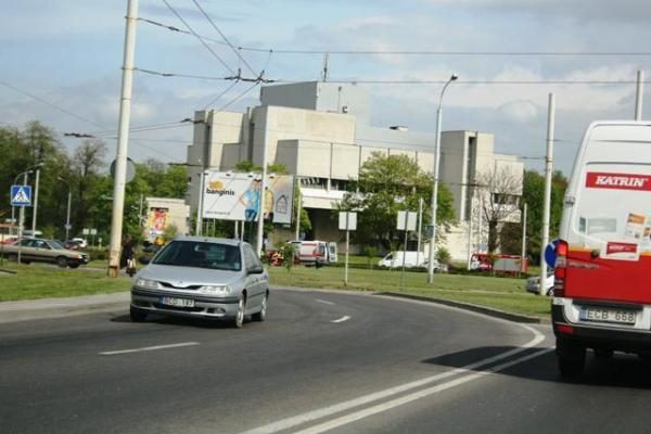 Vilniuje į šulinį įkrito automobilių žiedu bandęs eiti vyras