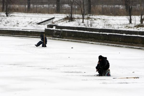 Danės upės ledas jau priviliojo žvejus