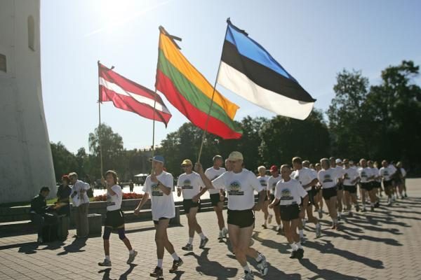 Baltijos kelio dvidešimtmetis: iš Vilniaus pajudėjo bėgikai ir dviratininkai