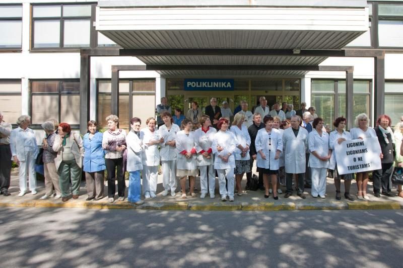 Medikai protestuodami rankomis apjuosė Antakalnio ligoninę 