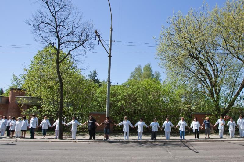 Medikai protestuodami rankomis apjuosė Antakalnio ligoninę 