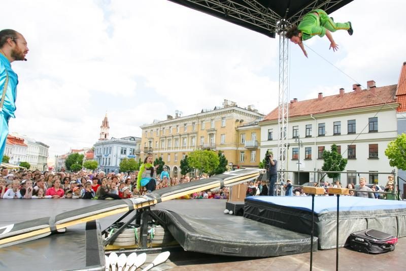 Rotušės aikštėje - švedų akrobatų šou   
