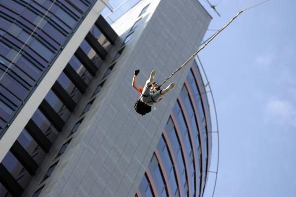 Ekstremalai šoko su virve iš 125 m aukščio