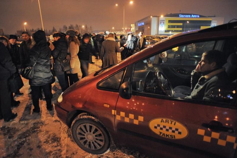 Ryte protestuojantys taksistai bandė „užkimšti“ gatves