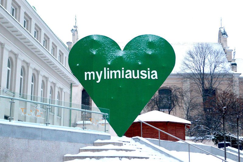 Meilės dienos proga – rekordinio dydžio širdis Vilniaus centre