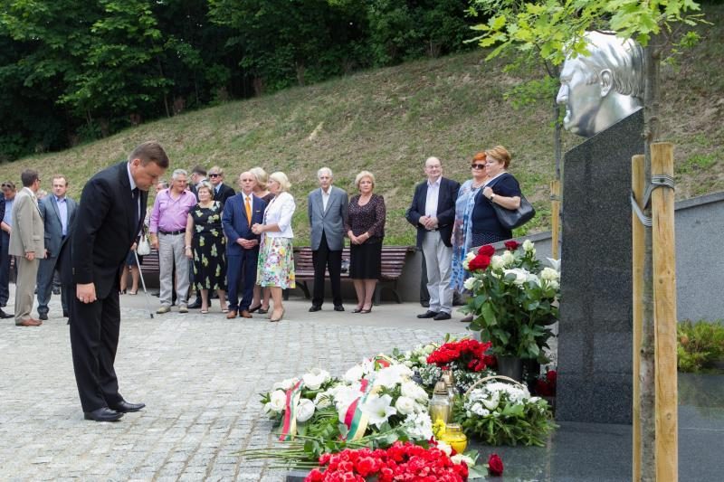 Vilniaus kapinėse pagerbtas A. M. Brazausko atminimas