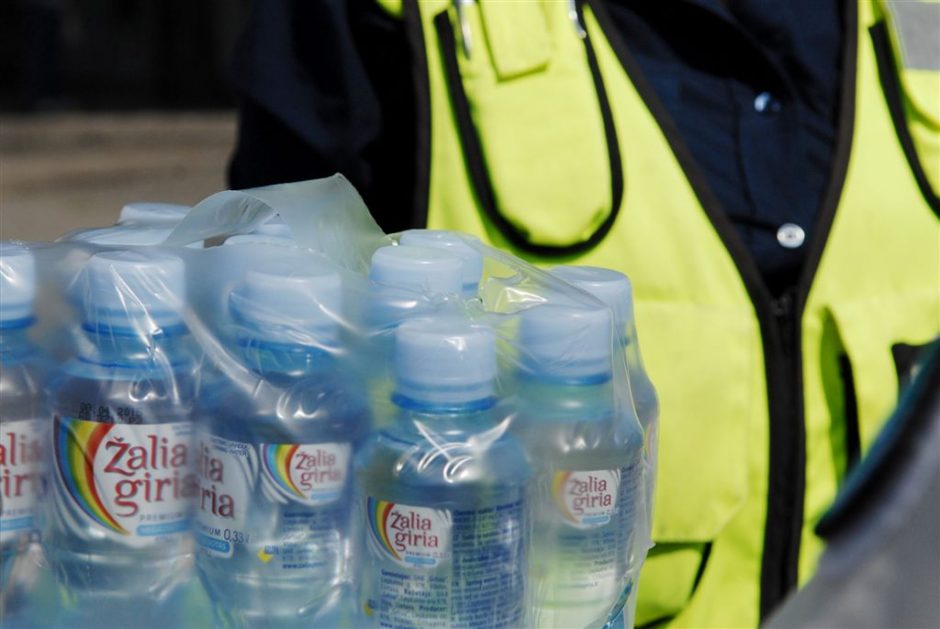 Kontrolieriai sostinės stotelėse jau išdalino beveik 1 500 butelių vandens