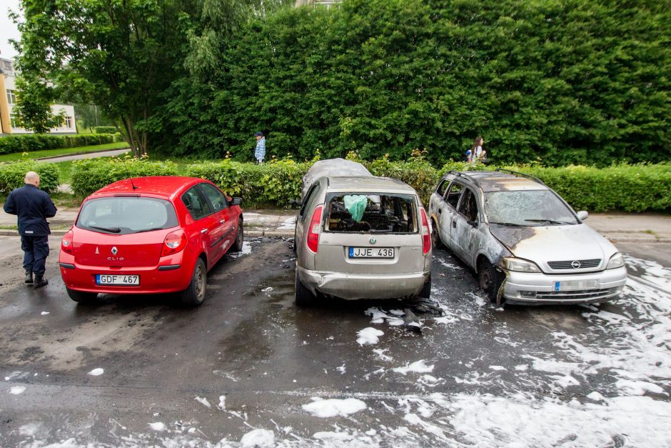 Naktį Šilainiuose supleškėjo du automobiliai