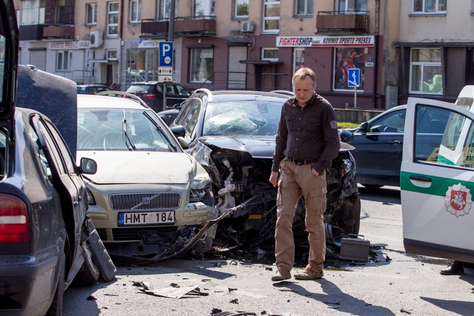 Judrioje Kauno sankryžoje – trijų automobilių avarija