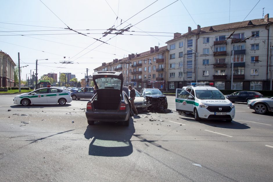 Judrioje Kauno sankryžoje – trijų automobilių avarija