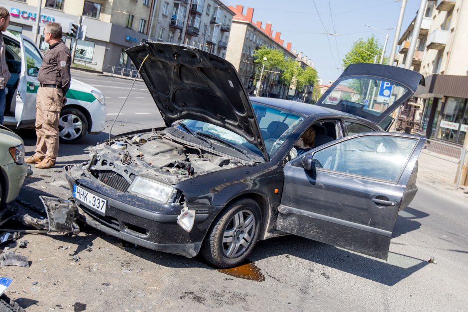 Judrioje Kauno sankryžoje – trijų automobilių avarija