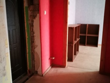 Skelbimas - Naujosios Akmenės senamiestyje parduodamas 2 kambarių butas antrame au
