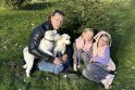 Pamaina: J. Lapatinskas viliasi, kad jaunasis augintinis Harlis iš senolio Aizio išmoks būti geru šeimos šunimi