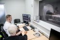 Kartu: pradedant tyrimus naujuoju magnetinio rezonanso tomografu, KMP gydytojus konsultavo „Hitachi“ atsiųsti specialistai.