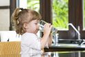 Sveikiausia: vaikus nuo mažumės reikia pratinti gerti tik vandenį, o ne pasaldintus gėrimus.