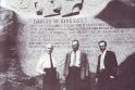Pagarba: intelektualai (iš kairės) Petras Rimša, B.Pundzius, Juozas Keliuotis 1943-ųjų rugpjūtį prie Puntuko, kuriame iškalti S.Dariaus ir S.Girėno atminties ženklai.