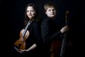 Iniciatoriai: jaunųjų atlikėjų nacionalinio muzikos forumo idėja kilo Vienoje gyvenantiems ir aktyviai visoje Europoje muzikuojantiems lietuviams menininkams – smuikininkei D.Dėdinskaitei ir violončelininkui G.Pyšniakui.