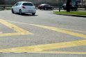 Darbai: ant Mokyklos gatvės tilto geltonos linijos buvo klijuojamos praėjusią savaitę.