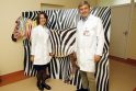 V.Gedaminienė ir A.Česas neatsitiktinai įsiamžino prie neuroendokrininių navikų simbolio – zebro. Gydytojai stengiasi, kad kuo daugiau žmonių sužinotų apie šią onkologinę ligą.
