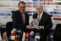 FIFA prezidentas S. Blatteris (dešinėje) ir princas Ali Bin Al Husseinas (kairėje)