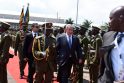 Benjaminas Netanyahu (viduryje) Ugandoje