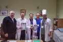 Ukrainiečiai labai dėkingi Respublikinės Kauno ligoninės chirurgams Z.Urniežiui ir J.Andriuškevičiui (antras ir trečias iš kairės).