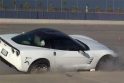„Corvette“: ekstremalaus vairavimo pamoka baigėsi smūgiu į bortą