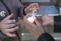 Draudimas: specialiai mirusiesiems pagerbti skirtų žvakių įsigijusiai klaipėdietei jų neleista deginti bažnyčioje.