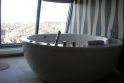 Prabanga: įspūdinga Klaipėdos panorama bene brangiausiai šiuo metu mieste parduodamame bute galima grožėtis ir iš vonios kambario.