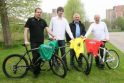 Prizai: R.Lupeikis, M.Žukauskas, V.Šiugždinis ir A.Gedgaudas parodė dviračius, kurie bus įteikti geriausiems dalyviams.