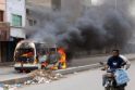 Padegimai: per neramumus Karačyje buvo padegta dešimtys automobilių, parduotuvių ir degalinių.
