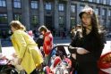 Protestai: Latvijos valdžios sprendimus lydi latvių nepasitenkinimas – neseniai mamos protestavo prieš vyriausybės planus mažinti išmokas vaikus auginančioms šeimos.