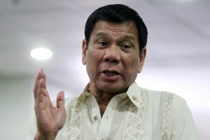 Skandalingasis R. Duterte Malaizijoje dainavo karaokę