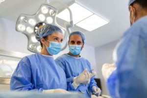 Tyrimai rodo, kad moterys chirurgės savo darbą atlieka geriau nei vyrai