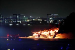 Pareigūnai pradėjo tirti lėktuvų susidūrimo Tokijo oro uoste priežastis