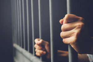Rusijos teismas JAV pilietį nuteisė kalėti 21 metus dėl savo vaikų lytinio išnaudojimo
