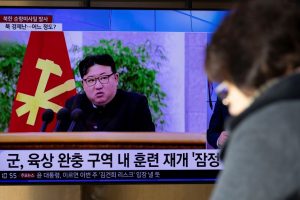 Žiniasklaida: Kim Jong Unas prižiūrėjo sparnuotųjų raketų paleidimą iš povandeninio laivo