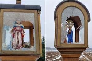 Vagims nėra nieko švento: Raseinių rajone iš koplytėlių pagrobtos dvi skulptūros