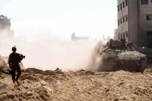 Izraelio kariai nugriovė išpuoliu kaltinto palestiniečio namus Vakarų Krante