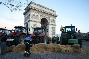 Policija: per ūkininkų protestą Paryžiaus Eliziejaus laukuose sulaikyta dešimtys žmonių