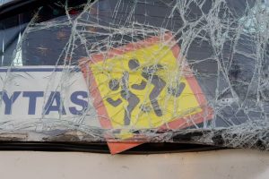 Molėtų rajone susidūrė vilkikas ir vaikus vežęs autobusas: sužeisti du mokytojai, keturi moksleiviai