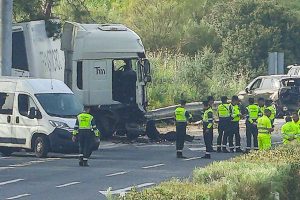 Ispanijoje į patikros postą įsirėžus krovininiam sunkvežimiui žuvo šeši žmonės